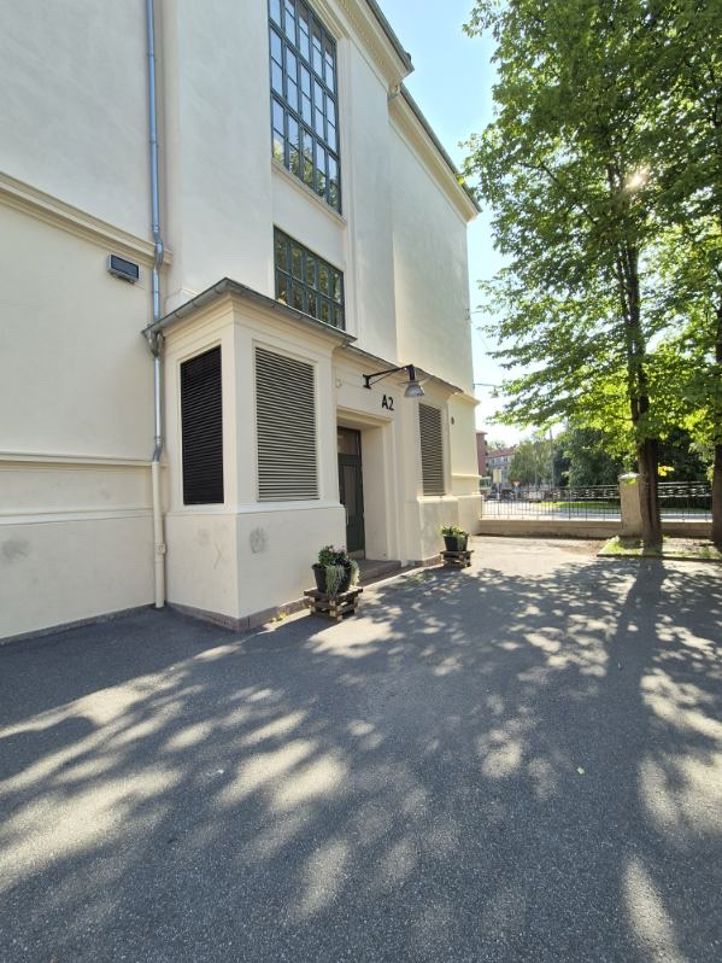 En bygning med et tre foran