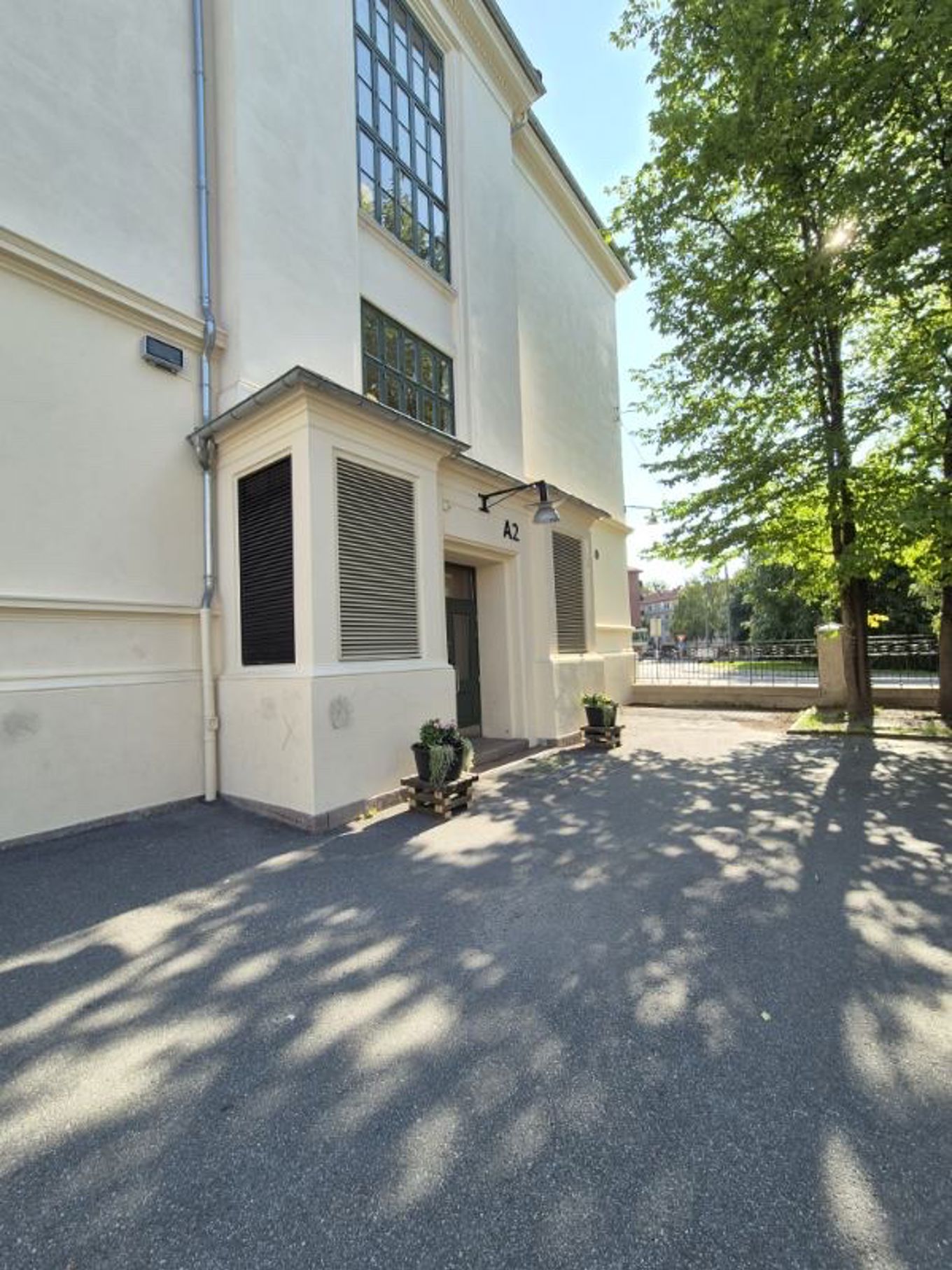 En bygning med et tre foran En bygning med et tre foran