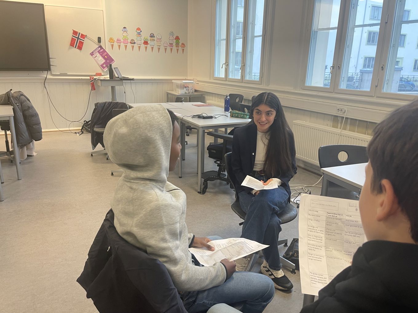 en gruppe mennesker som sitter i et rom