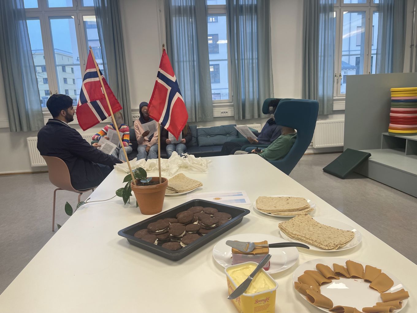 et bord med mat og flagg