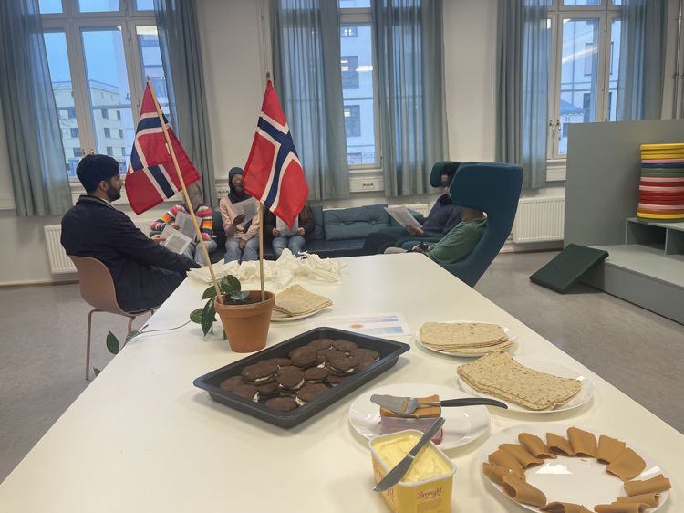 et bord med mat og flagg