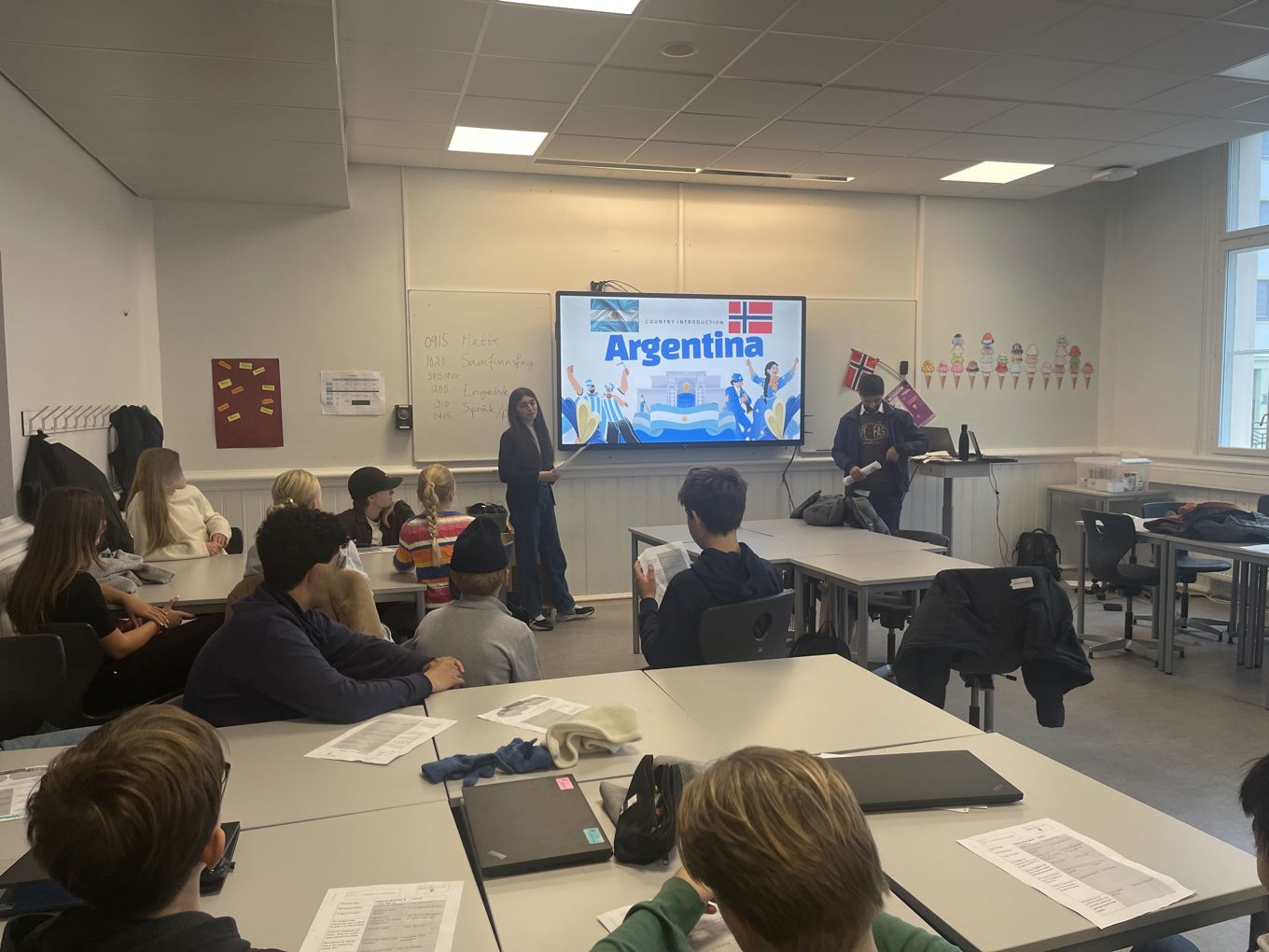 En gruppe mennesker i et klasserom