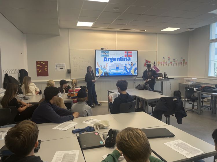 En gruppe mennesker i et klasserom