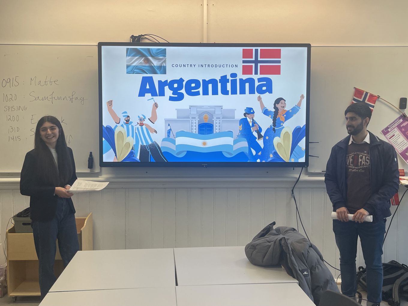 en person og en person som står foran en TV