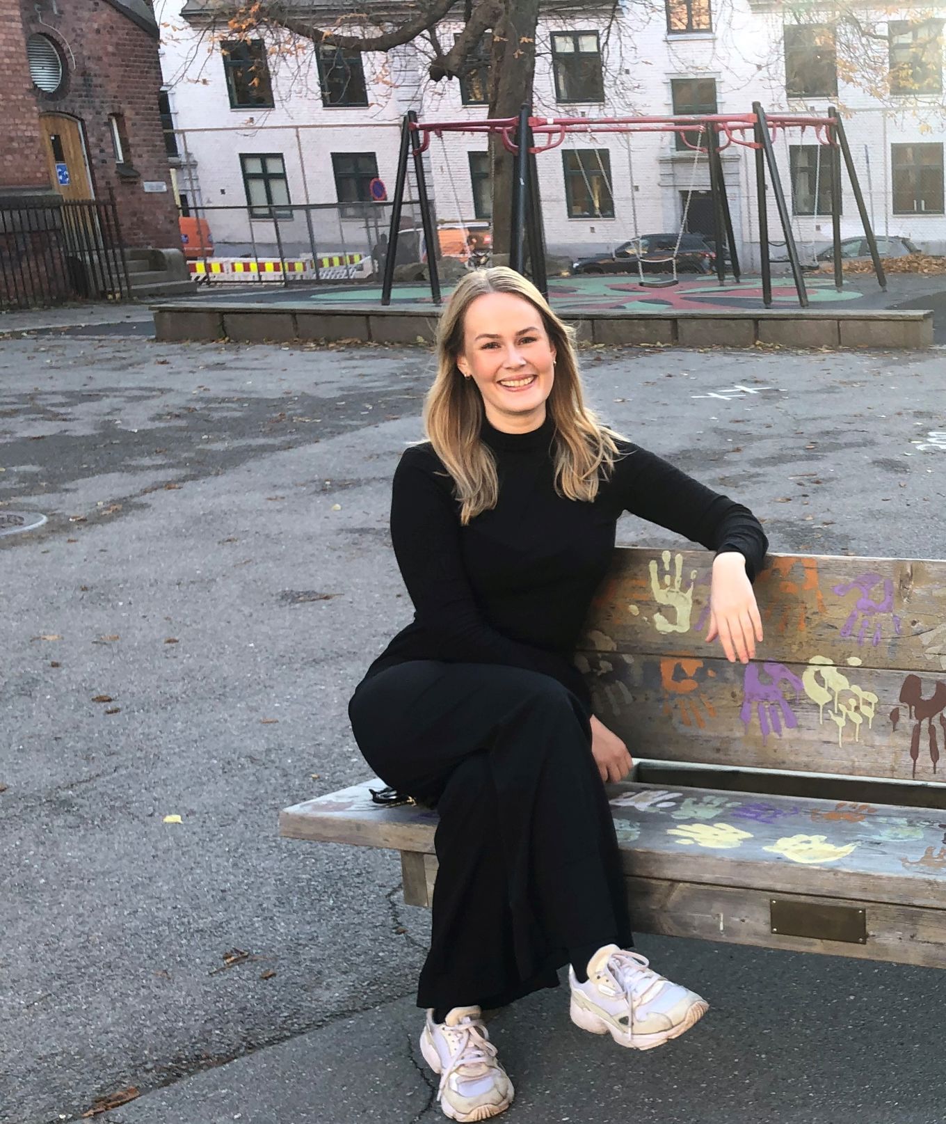 en person som sitter på en benk en person som sitter på en benk