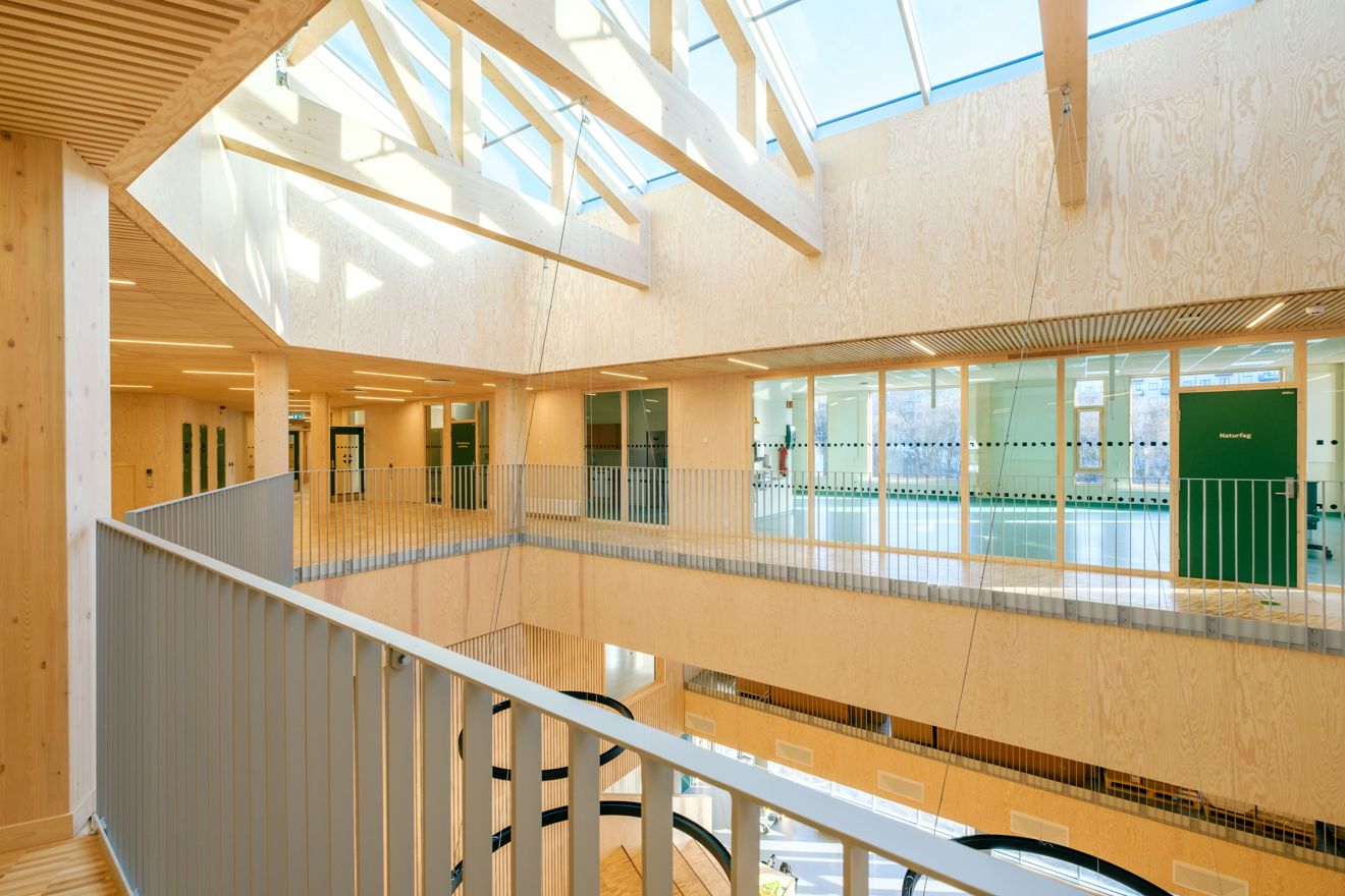 en tretrapp i en bygning en tretrapp i en bygning