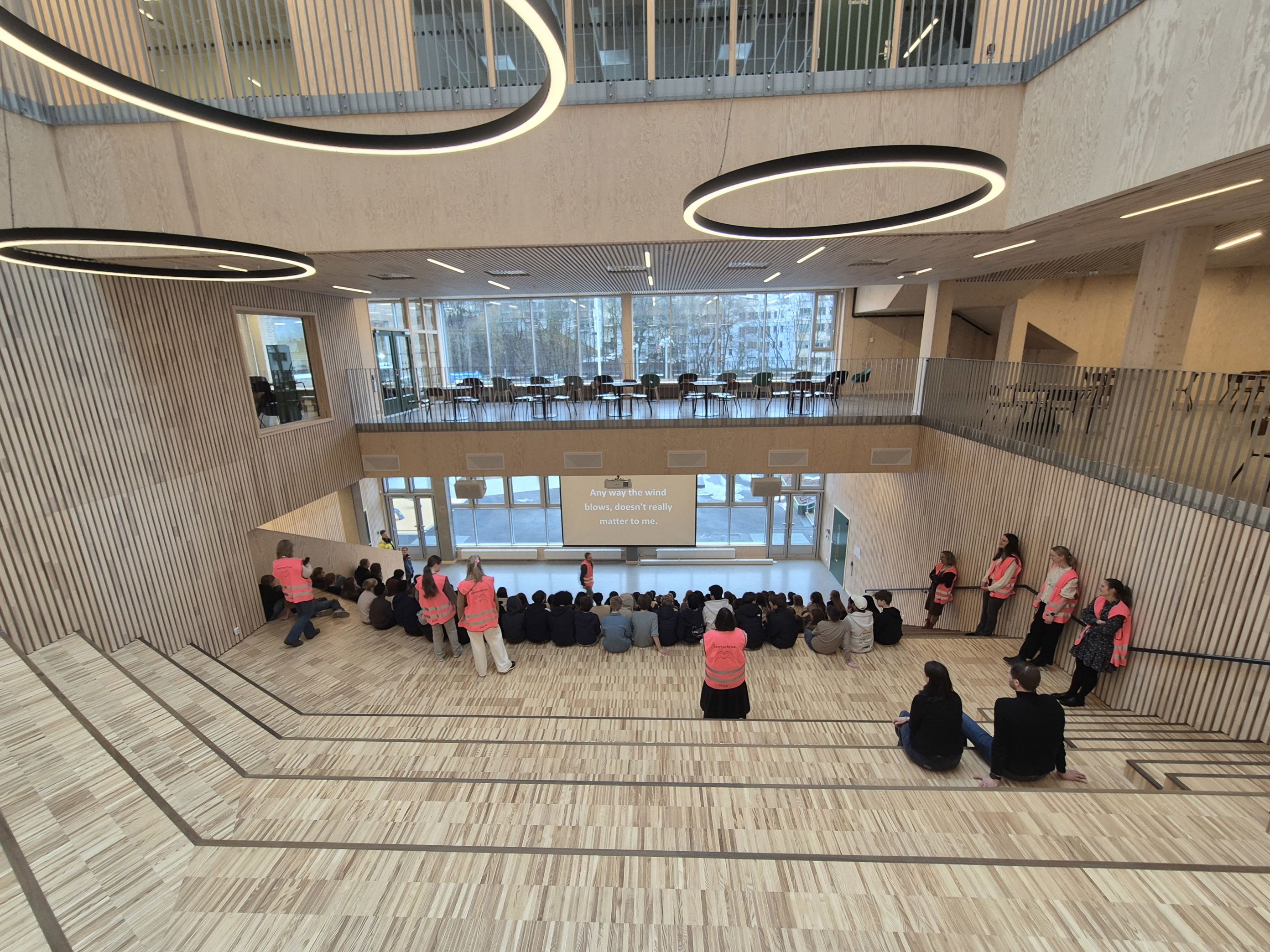 En gruppe mennesker i en stor bygning En gruppe mennesker i en stor bygning